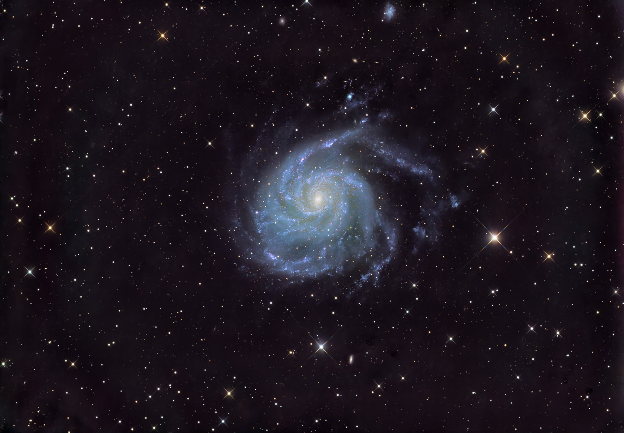 Feuerradgalaxie, Messier 101 im Sternbild Großer Bär. Ihre Entfernung beträgt rund 16 Millionen Lichtjahre, ihr Durchmesser 170.000 Lichtjahre.